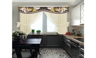 Фото светлые сатиновые шторы с узорами для кухни
