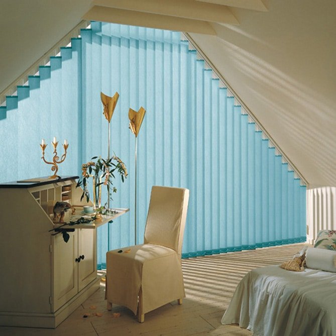 Фото шторы вертикальные голубые сатиновые