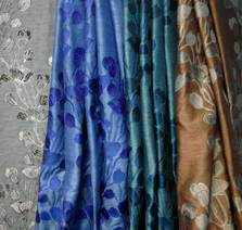 Портьерная ткань разных цветов с рисунком цветочков