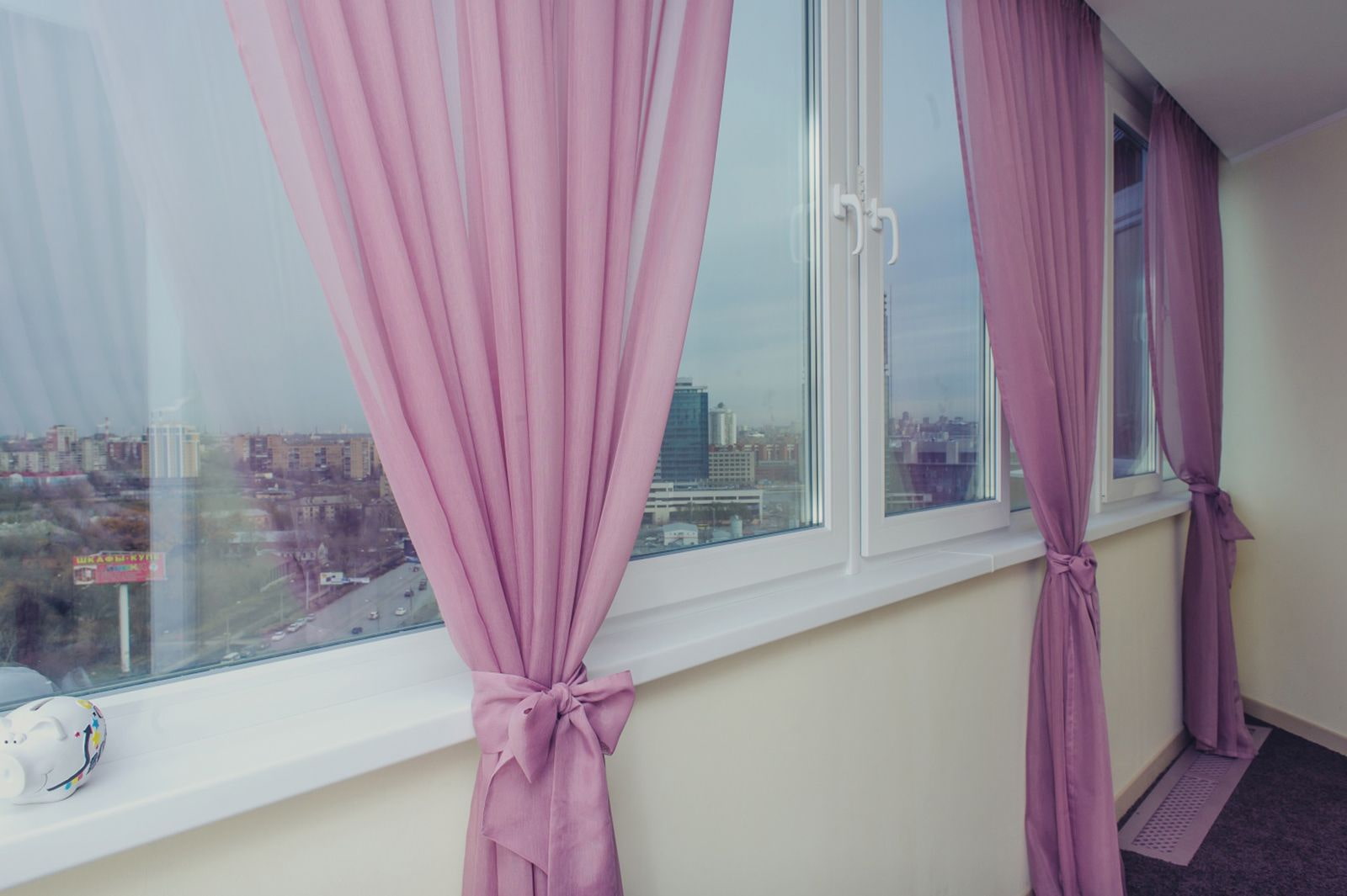 Фото нежно-розовые атласные шторы с подвязками комплект