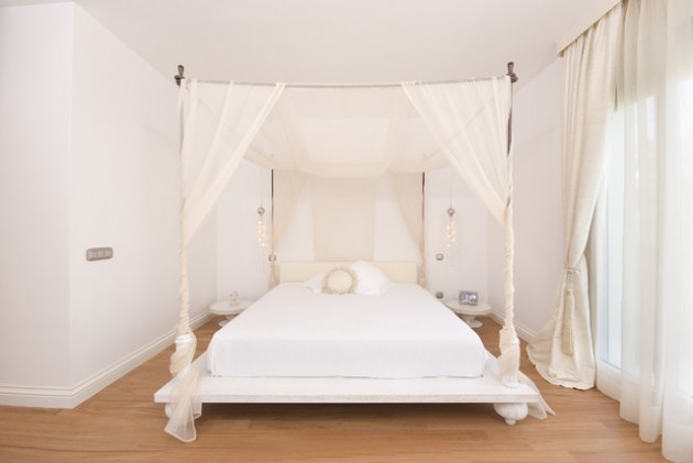 Фото Белая спальня с балдахином