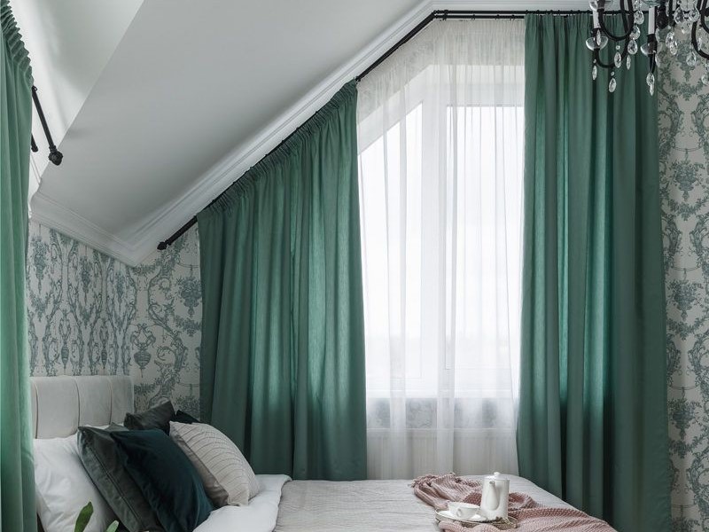 Фото Зеленые занавески на треугольное окно спальни